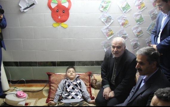 معاون وزیر آموزش و پرورش هزینه جراحی دانش آموز معلول برازجانی را متقبل شد
