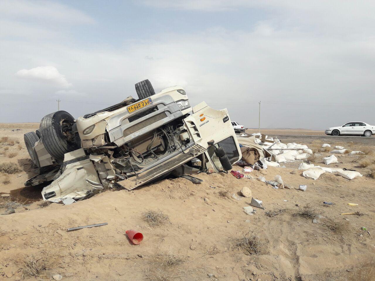 واژگونی تریلر در محور شهربابک واژگونی تریلر در محور شهربابک