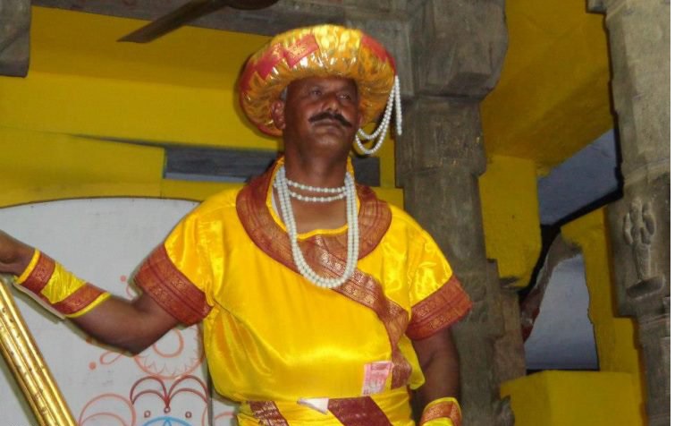 من یک مجسمه هستم!