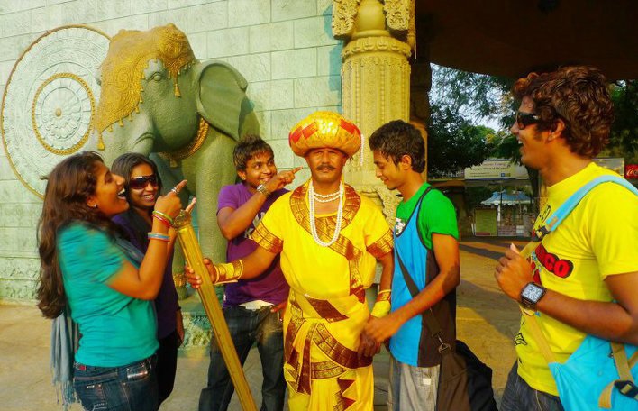 من یک مجسمه هستم!