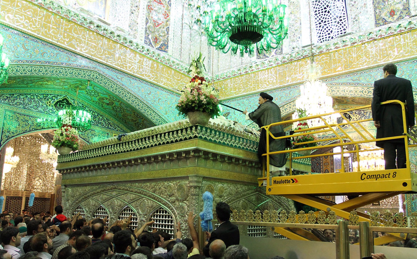 تعویض پوش ضریح و پرچم گنبد حرم رضوی