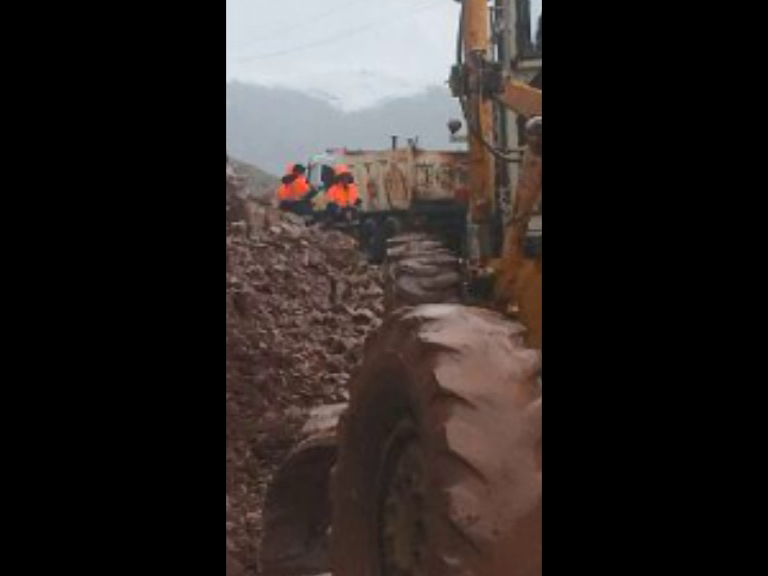 بسته شدن محور ارتباطی قلعه چای عجب شیر