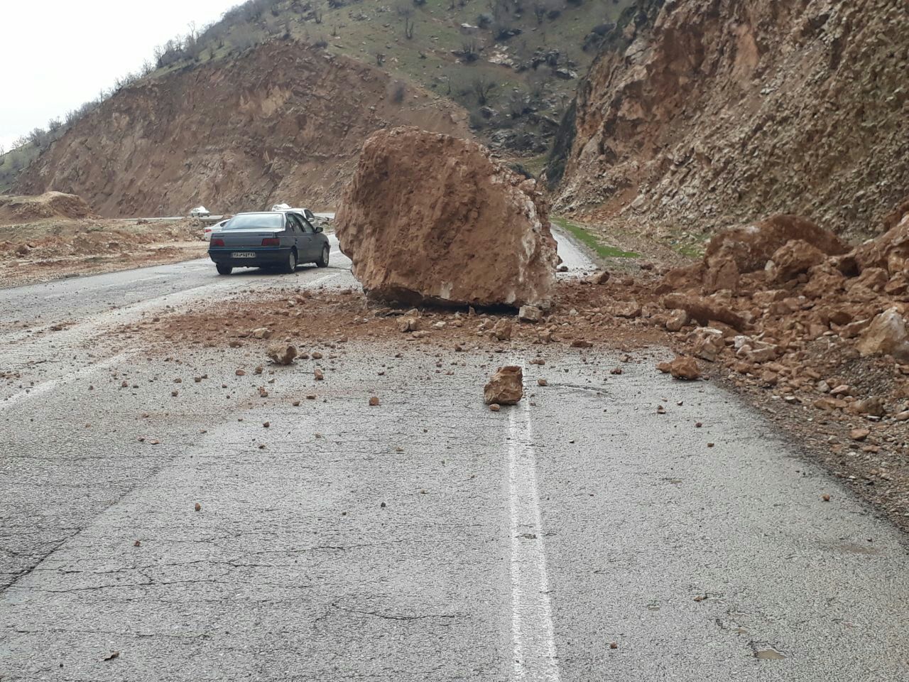 ریزش مداوم سنگ و صخره در محور حمیل به ایلام
