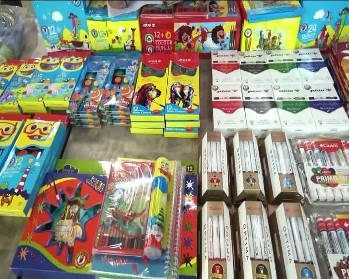 توزیع نوشت افزار بین دانش‌آموزان نیازمند