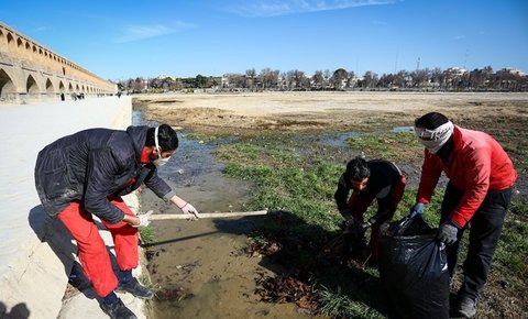پاکسازی بستر رودخانه زاینده رود از علف های هرز پاکسازی بستر رودخانه زاینده رود از علف های هرز