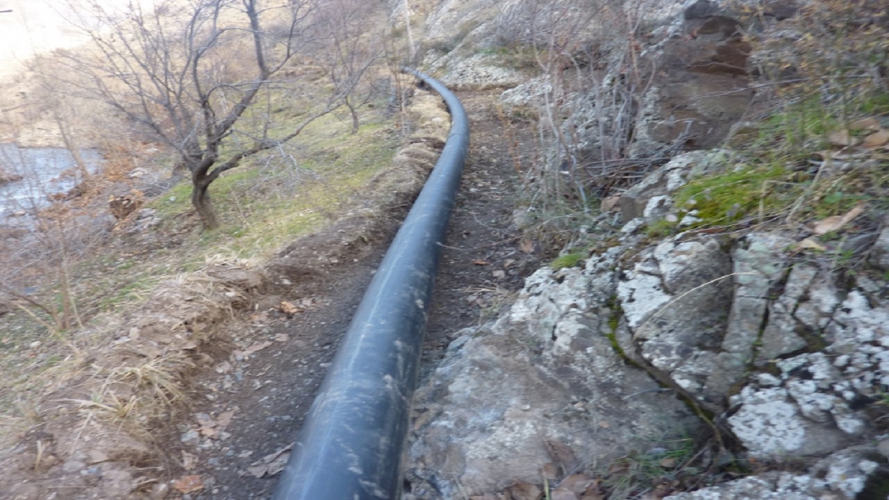 آغاز عملیات لوله گذاری انتقال آب به روستا‌های شهرستان البرز