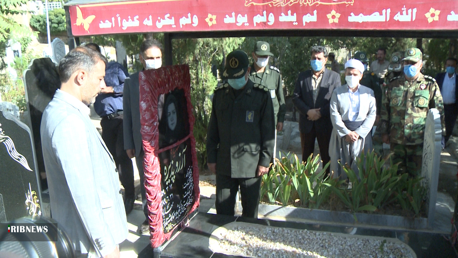 غبارروبی و عطرافشانی گلزار شهدای مهاباد غبارروبی و عطرافشانی گلزار شهدای مهاباد