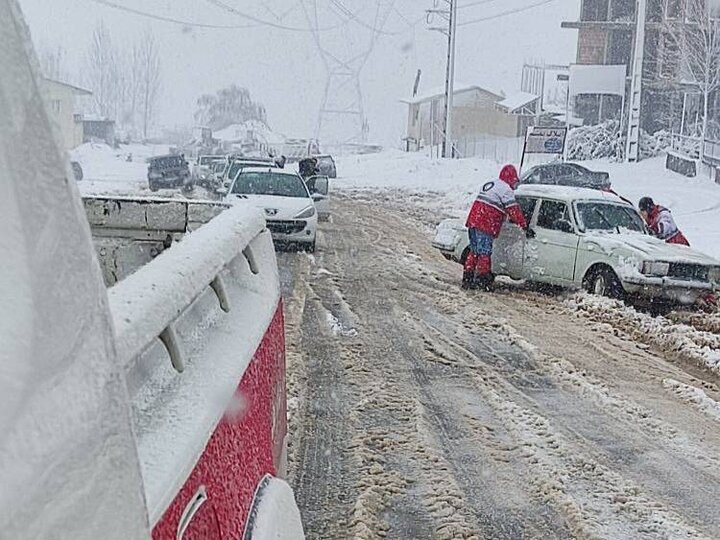 امداد رسانی به ۱۲۰ خانواده در جاده‌های برفی استان اصفهان