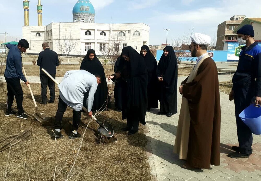 کاشت نهال به یاد شهدا در مدرسه علمیه امام علی (ع) سلماس