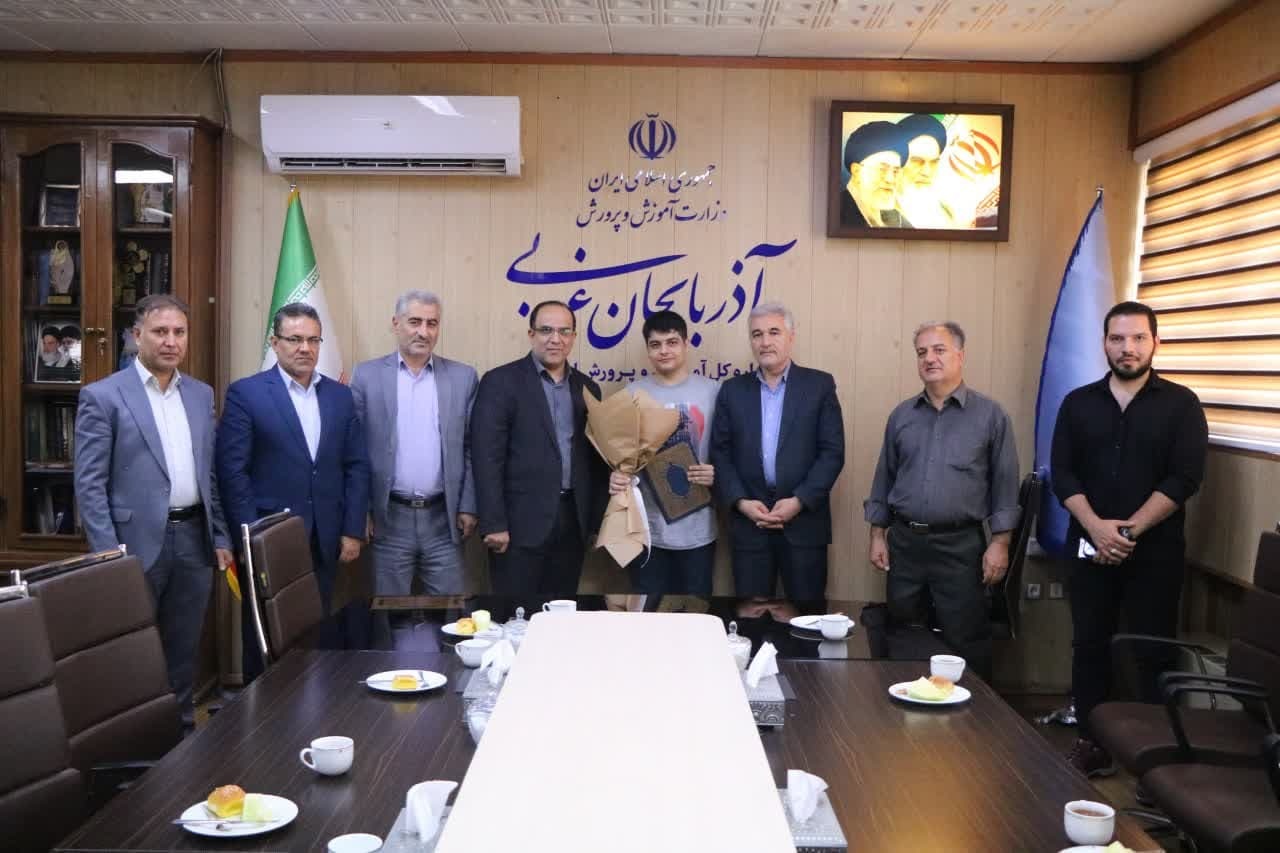 تجلیل از نفر برتر کنکور رشته تجربی در ارومیه تجلیل از نفر برتر کنکور رشته تجربی در ارومیه