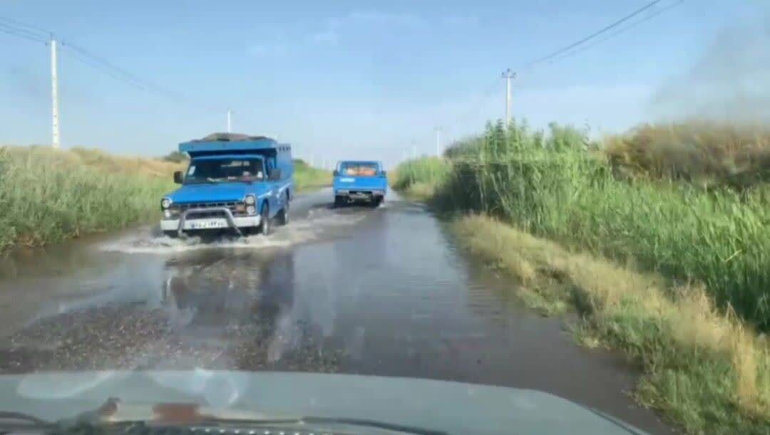 گلایه مردم از جاری شدن آب کشاورزی به جاده و احتمال وقوع حوادث ناگوار 