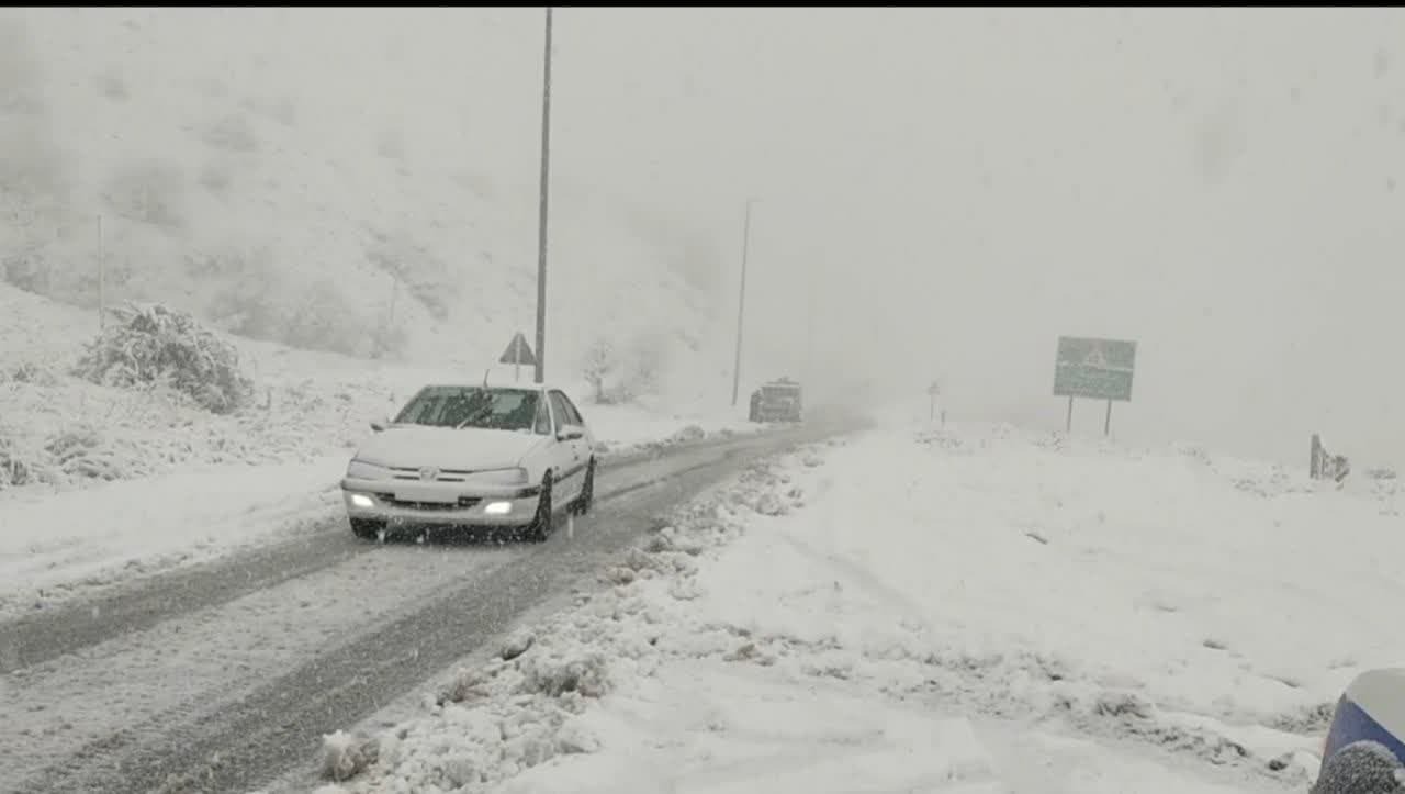 تردد در گردنه زمزیران در مسیر مهاباد به سردشت تنها با زنجیر چرخ امکان پذیر است