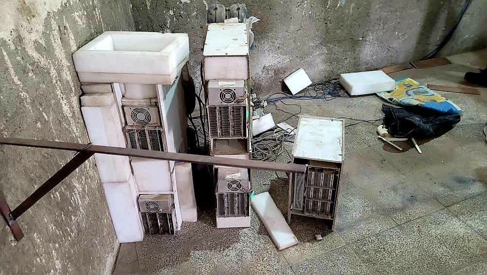 کشف ۵ دستگاه ماینر غیرمجاز از یک باب مغازه در شهرستان خوی کشف ۵ دستگاه ماینر غیرمجاز از یک باب مغازه در شهرستان خوی