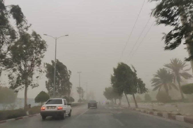 تندباد لحظه‌ای و خیزش گردوخاک در راه استان