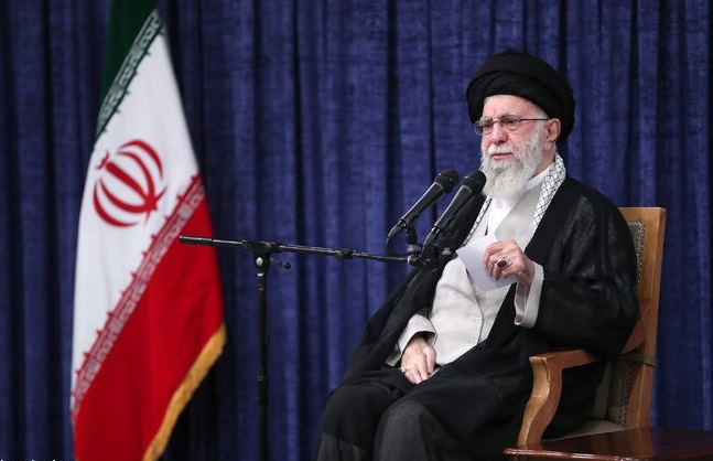ملت با جهت‌گیری‌های گوناگون سیاسی پای ایران عزیز ایستاد