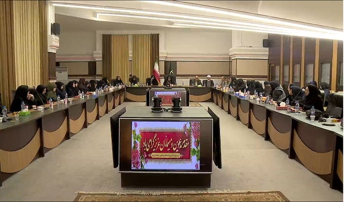 فعالیت های زنان در حوزه کشاورزی موجب رونق این صنعت شده است فعالیت های زنان در حوزه کشاورزی موجب رونق این صنعت شده است