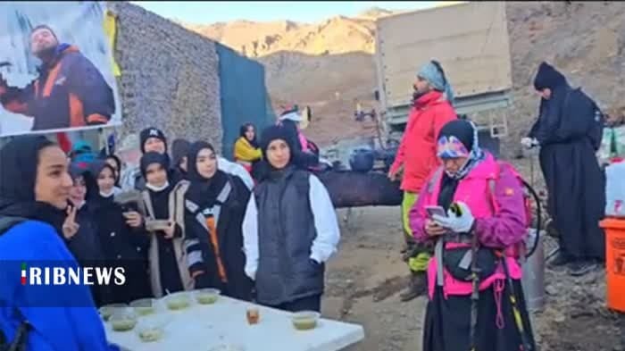 صعود کوهنوردان بسیجی به قله برف انبار قم