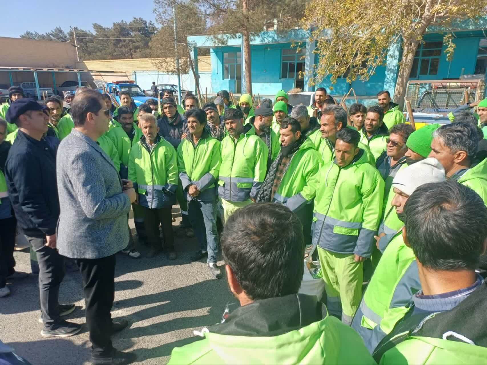 توزیع هزار دست لباس گرم بین پاکبانان خدوم یزدی توزیع هزار دست لباس گرم بین پاکبانان خدوم یزدی