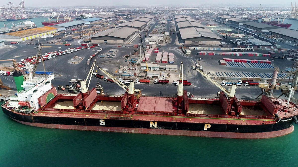 پهلودهی پانزدهمین شناور کالای اساسی در بندرشهید رجایی