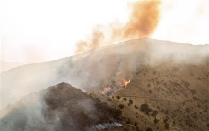 آتش در مراتع منطقه حفاظت شده خاییز همچنان می سوزاند